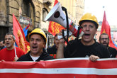 Foto: Italia.- Extrabajadores siderúrgicos bloquean el acceso al aeropuerto de Génova, en Italia