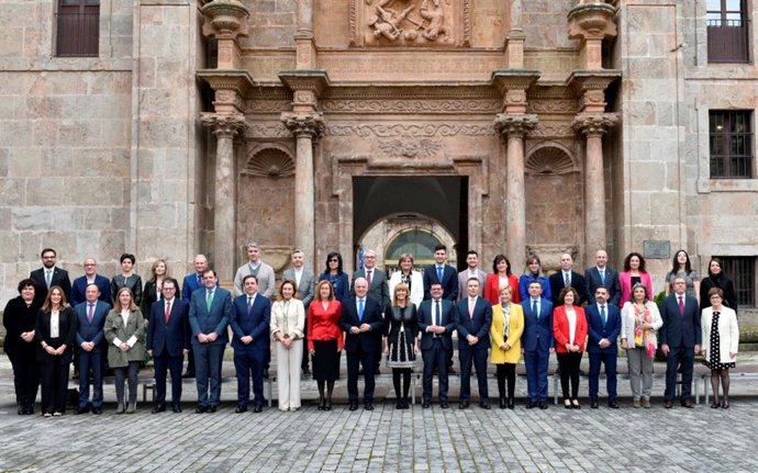Archivo - Diputados participantes en el pleno que aprobó la reforma del Estatutdo de Autonomía
