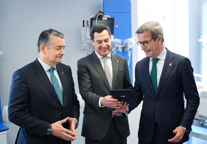 Archivo - El presidente de la Junta, Juanma Moreno (c), acompañado por el consejero de Sanidad, Presidencia y Emergencias, Antonio Sanz (i), y el consejero de Industria, Energía y Minas, Jorge Paradela (d). A 16 de marzo de 2026 (Foto de archivo).