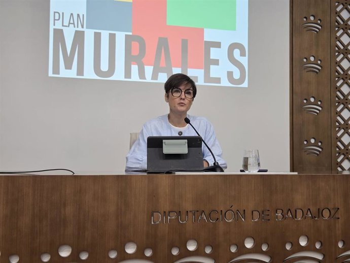 La presidenta de la Diputación de Badajoz, Raquel del Puerto, presenta el Plan de Murales de la provincia