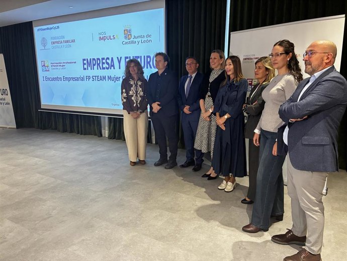 Isabel Blanco (4 izquierda), antes de participar en el encuentro empresarial.