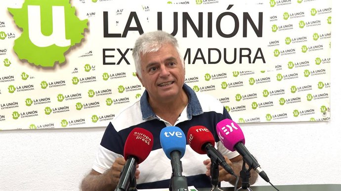El secretario técnico de La Unión Extremadura, Luis Cortés, en rueda de prensa
