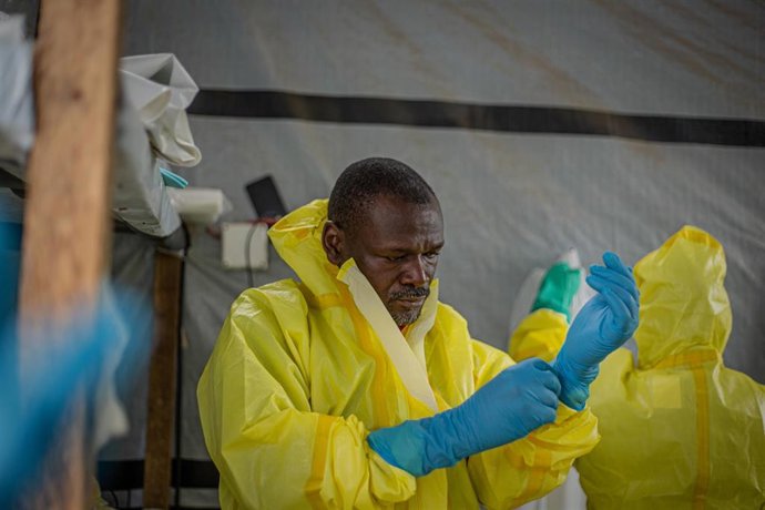 Trabajadores sanitarios en un centro de salud en Bunia, en el este de República Democrática del Congo (RDC), en medio del brote de ébola declarado en mayo (archivo)
