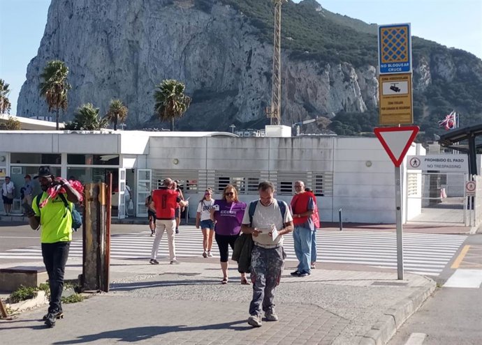 Trabajadores transfronterizos cruzando de Gibraltar a La Línea.