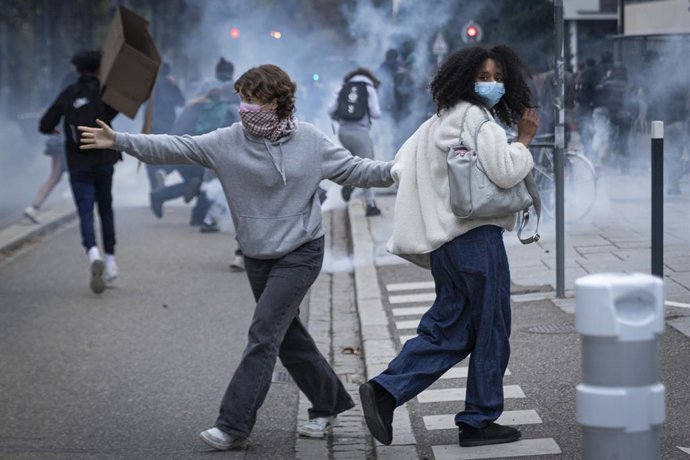 Arxiu - Dos joves en les manifestacions contra la situació del sistema educatiu francès, a Alsàcia, 