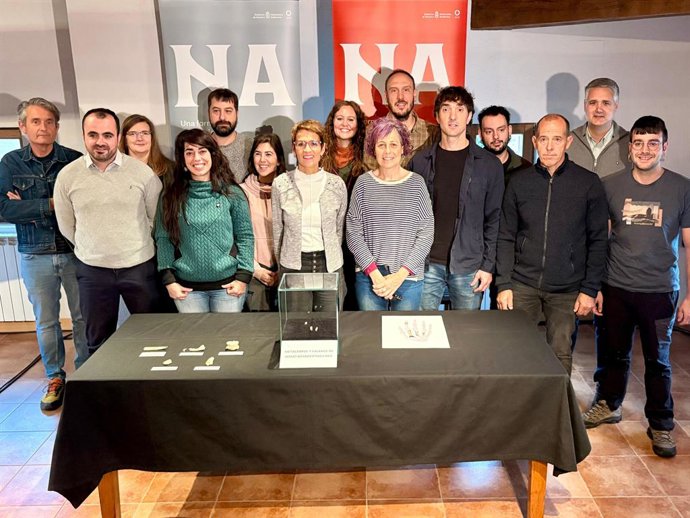 A presidente de Navarra, María Chivite, durante a apresentação dos restos mortais encontrados na caverna de Abaumtz.
