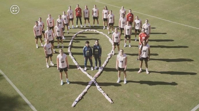 Foto de familia de la Selección femenina absoluta de fútbol en su apoyo al Día Mundial contra el Cáncer de Mama