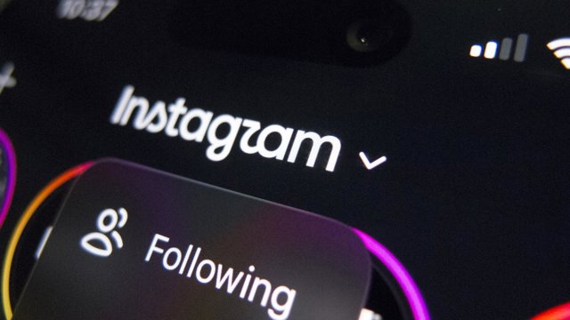 Archivo - Imagen de Instagram en un móvil.