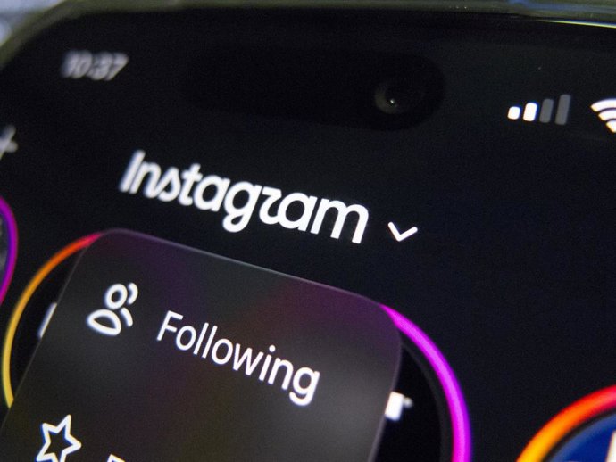 Archivo - Imagen de Instagram en un móvil.