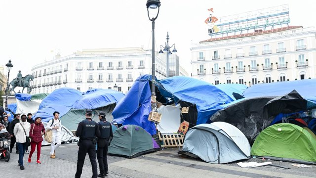 Acampada por la vivienda en la Puerta del Sol de Madrid.