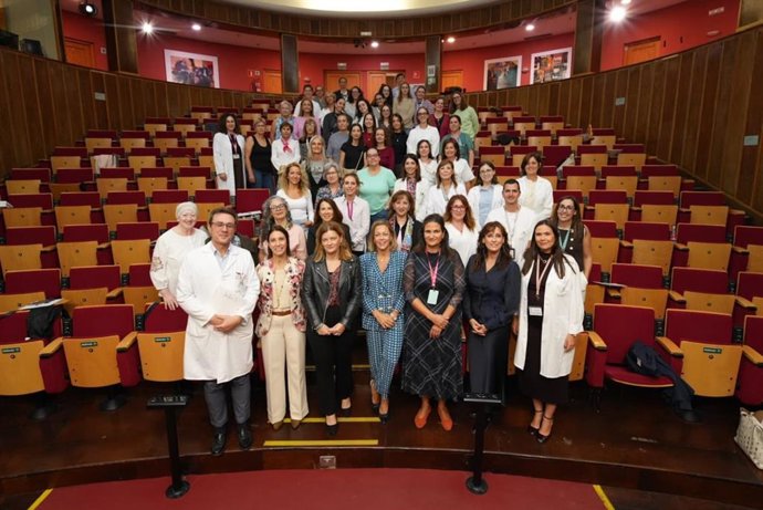 El Hospital Virgen de las Nieves reúne a mujeres con cáncer de mama y profesionales sanitarias.