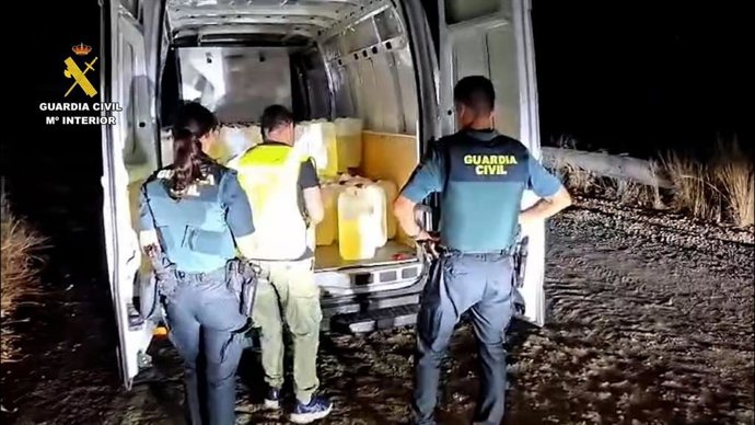 Detenido al transportar 3.500 litros de gasolina para narcolanchas