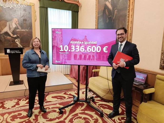 El director general de Alcaldía y Proyectos de Ciudad del Ayuntamiento de Gijón, Jaime Fernández-Paíno, junto a la directora general de Igualdad, Goretti Avello.