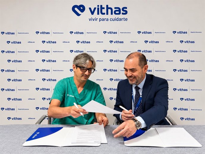 Firma del acuerdo entre Vithas y la Fundación Diego González Rivas.