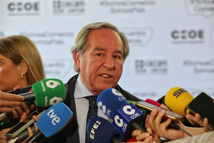 Archivo - El presidente de Cecam, Ángel Nicolás, atiende a los medios durante el  VI Encuentro del Comercio de CEOE-C4, en el Auditorio El Greco, a 29 de abril de 2026, en Toledo, Castilla-La Mancha (España). El evento se realiza bajo el lema 'El comercio