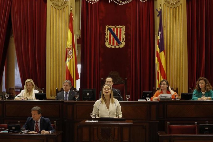 Archivo - La presidenta del Govern, Marga Prohens, interviene en uno de los Debates de Política General de Baleares.