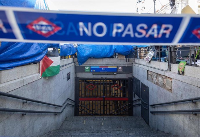 La Comunidad de Madrid ordena el cierre de la estación de metro de Sol para realizar "trabajos de limpieza urgentes" por la acampada