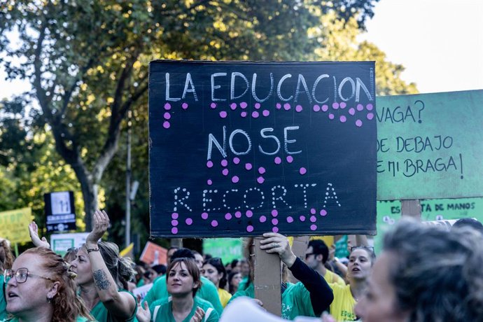 Arxiu.- Desenes de persones durant una concentració amb motiu de la vaga en educació