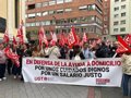 Más de medio millar de trabajadoras de ayuda a domicilio exige a la Junta "cuidar también a los que cuidan"