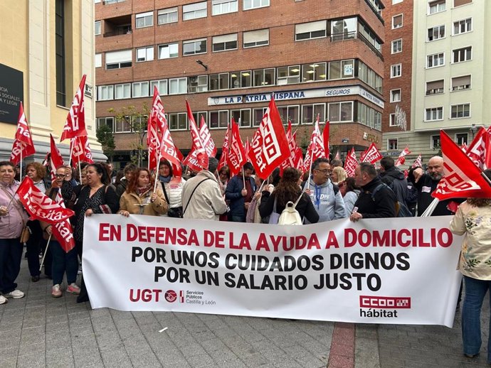 Más de medio millar de trabajadoras de ayuda a domicilio exige a la Junta "cuidar también a los que cuidan".