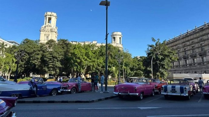 Qué envíos pagan el impuesto del 1 % en EE. UU. y cómo evitarlo en las remesas a Cuba
