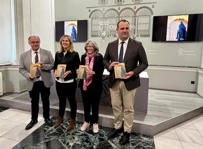 El presidente de la Diputación, David Mingo (d), junto a la autora del libro, Nieves Sanz (2i), y los diputados Juan Carlos Zaballos y Eva Picado.
