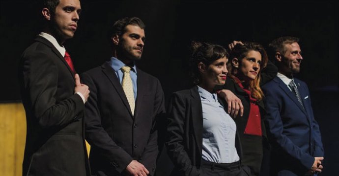 La Sala L'Horta acull el juí imaginari amb el qual la companyia Atirohecho senta a l'expresident Carlos Mazón en la banqueta per la gestió de la DANA.