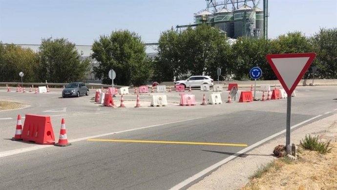 Archivo - Rotonda en el desvío provisional de la M-305 sentido Madrid