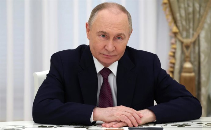 Archivo - Arquivo - 29 de maio de 2025, Moscou, Região de Moscou, Rússia: O presidente russo, Vladimir Putin, ouve Akie Abe, viúva do ex-primeiro-ministro japonês Shinzo Abe, durante uma reunião no Kremlin, em 29 de maio de 2025, em Moscou, Rússia.