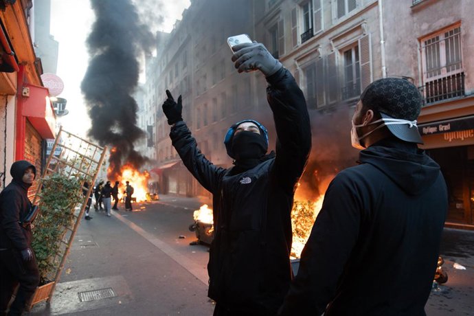 Paris, França: IPA89895973 — Paris, manifestação em 18 de outubro perto da Place de la République; confrontos entre manifestantes e a polícia, incêndios e barricadas