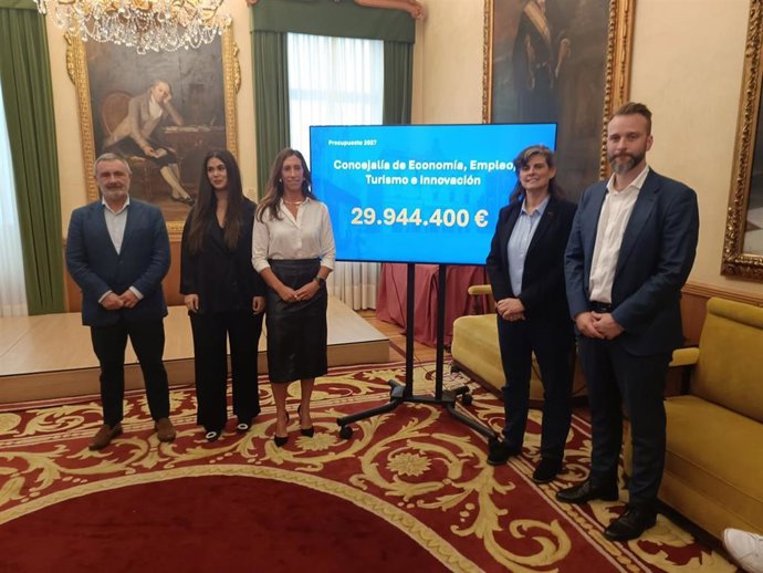 La vicealcaldesa de Gijón y concejala de Economía, Empleo, Turismo e Innovación, Ángela Pumariega (tercera por la izda), presenta los presupuestos de su área para 2027 junto a su equipo directivo,