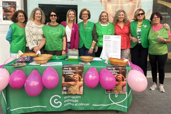 La mesa informativa de la AECC de Alcalá por el Día Internacional de Lucha contra el Cáncer de Mama