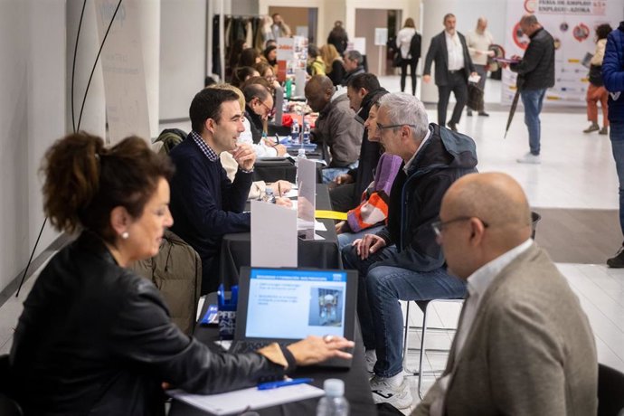 Archivo - Participantes en una feria de empleo, como imagen de recurso