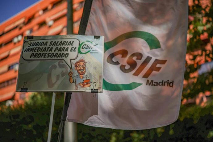Un cartel durante una concentración de CSIF por la huelga educativa, a 16 de octubre de 2026, en Madrid (España). CSIF Educación Madrid convoca huelga del 14 al 16 de octubre en la enseñanza pública no universitaria. El sindicato exige de forma independie
