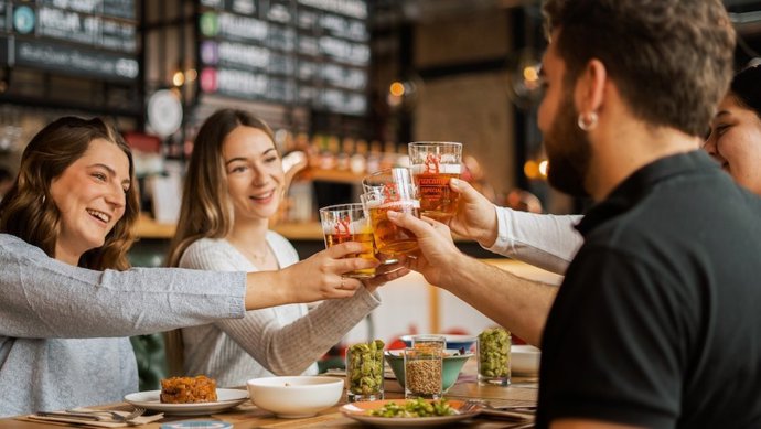 Gente tomando cervezas en bares