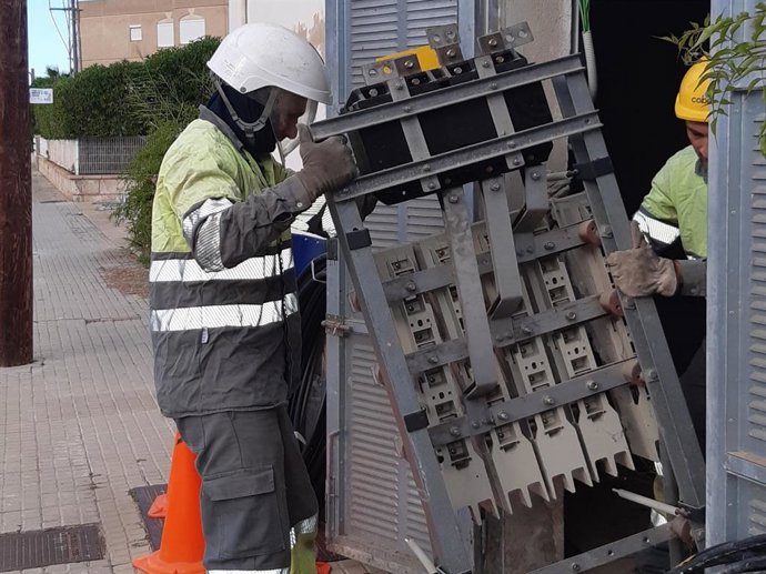 Archivo - Un operario de Endesa realiza trabajos de cambio de cuadro BT de la red de distribución.