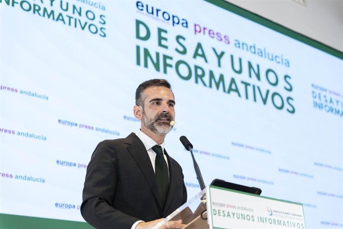 Archivo - El consejero de Agricultura, Pesca, Agua y Desarrollo Rural de la Junta de Andalucía y presidente del PP de Almería, Ramón Fernández-Pacheco, participa en un desayuno informativo de Europa Press Andalucía en abril de 2026