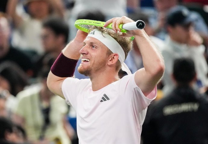XANGAI, 18 de outubro de 2026  -- O espanhol Alejandro Davidovich Fokina comemora após vencer a final de simples masculino contra o espanhol Rafael Jodar no torneio de tênis Shanghai Masters 2026 do circuito ATP, em Xangai, China, em 18 de outubro de 2026