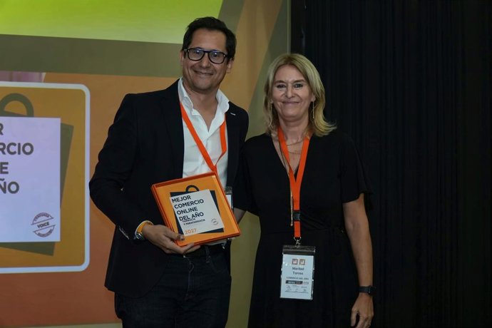 Nacho Lueña y Maribel Torres durante la recogida del galardón