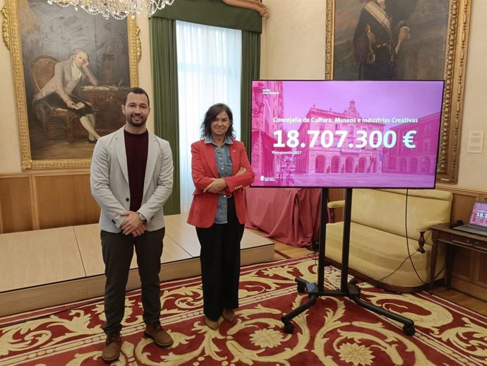 La concejala de Cultura del Ayuntamiento de Gijón, Montserrat López Moro, presenta el presupuesto para 2027 de la Fundación Municipal de Cultura (FMC), junto a su director, Aitor Martínez.