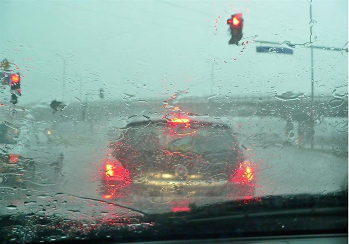Archivo - Conducción lluvia, tráfico, atasco, condiciones adversas