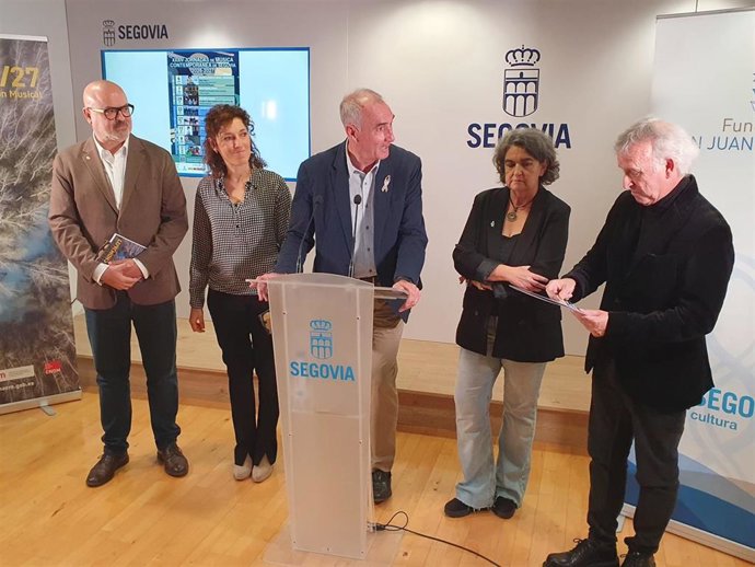 El Concejal De Cultura, Juan Carlos Monroy; La Directora De La FDJB, Noelia Gómez; El Alcalde Mazarías; La Presidenta De Autismo Segovia, Susana Guri Y El Director Del CNDM, Joan Cerveró.