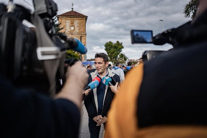 El delegado del Gobierno, Pedro Casares, en la Feria de San Lucas de Hoznayo (Entrambasaguas)