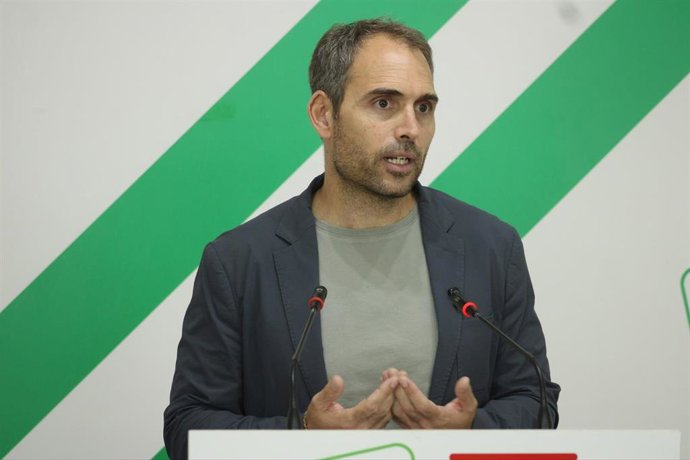 El coordinador general de IU Andalucía, Toni Valero, en rueda de prensa en Málaga.