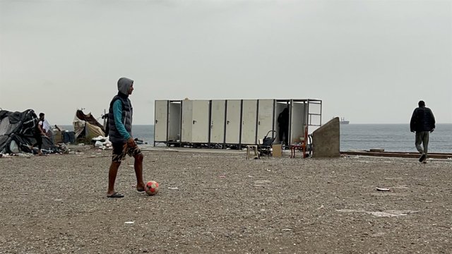 Varios migrantes esperan a ser trasladados en la explanada del Guano, a 6 de octubre de 2026, en Ceuta (España).