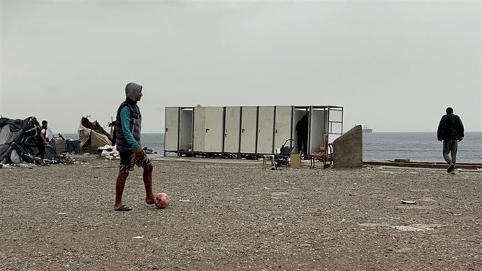 Varios migrantes esperan a ser trasladados en la explanada del Guano, a 6 de octubre de 2026, en Ceuta (España). 
