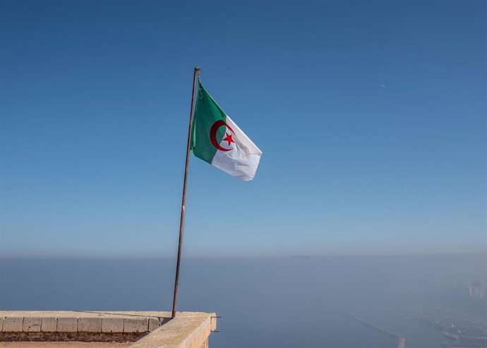 Archivo - Bandera de Argelia en Orán (archivo)