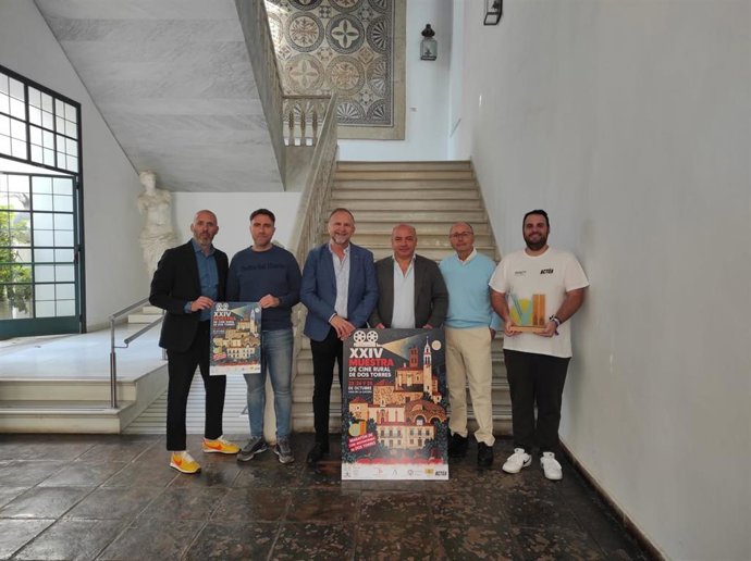 El delegado de Cultura de la Diputación de Córdoba, Gabriel Duque (tercero por la dcha.), en la presentación de la Muestra de Cine Rural de Dos Torres.