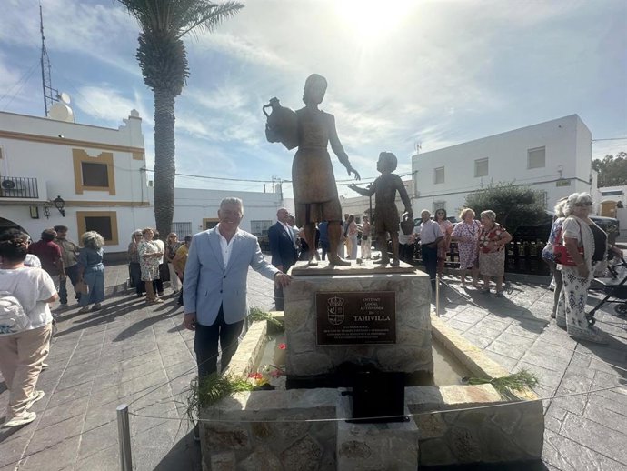 El diputado provincial, y teniente de alcalde de Tarifa, Ignacio Trujillo, en el monumento a la mujer rural en Tahivilla.