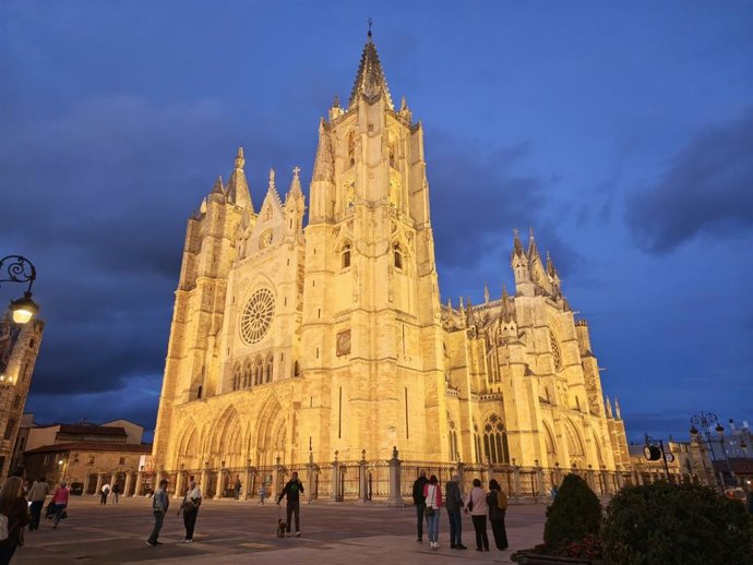 Vista nocturna de la Plaza de Regla y la Catedral de León.
